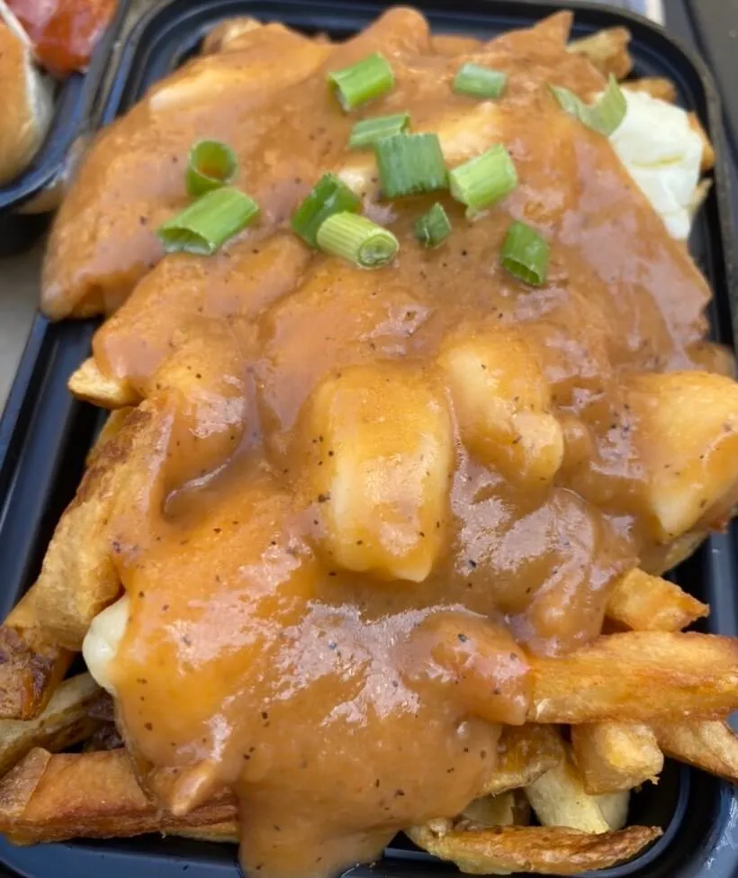 Close up of poutine from saus